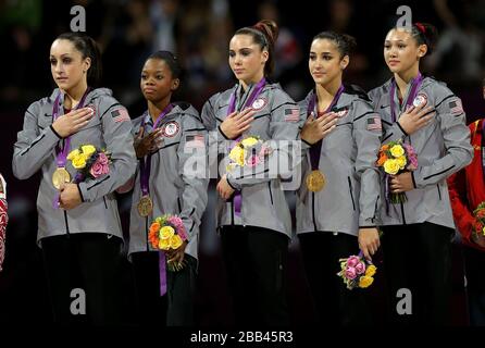 L'équipe des États-Unis célèbre la victoire d'une médaille d'or dans la compétition d'équipe féminine Banque D'Images