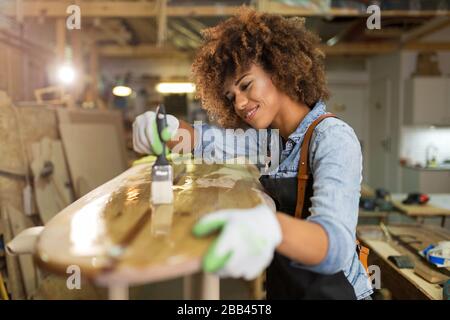 Afro american femme artisan travaillant dans son atelier Banque D'Images