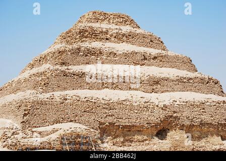 L'ancienne pyramide de Sakkara. Aussi connue sous le nom de: STEP Pyramid, la première pyramide de l'Egypte Banque D'Images