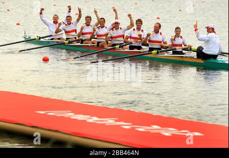 Les huit hommes allemands célèbrent l'or gagnant après la finale des huit hommes à Eton Dorney Lake au cours du cinquième jour des Jeux Olympiques de Londres 2012. Banque D'Images