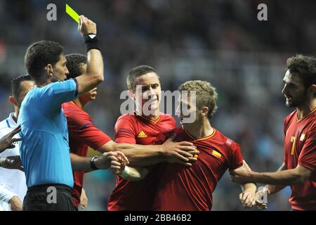 Les protestations d'Iker Muniain en Espagne après avoir reçu une carte jaune de l'arbitre Juan Soto Banque D'Images