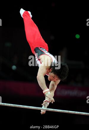 Kohei Uchimura du Japon rivalise sur le bar horizontal lors de la finale de la ronde des hommes de gymnastique artistique à la North Greenwich Arena, Londres.