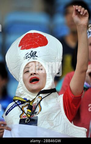 Un fan japonais montre son soutien à son équipe lors d'un match du groupe D entre le Japon et le Honduras Banque D'Images