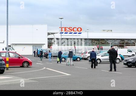 Celbridge, Kildare, Irlande. 30 mai 2020. Covid-19 - Coronovirius pandémique en Irlande - rues désertes de Celbridge, sites de constructions vides et personnes exerçant des restrictions de distanciation sociale pendant les achats et l'exercice. Crédit: Michael Grubka/Alay Live News Banque D'Images