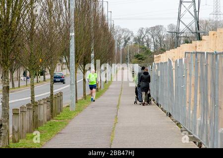 Celbridge, Kildare, Irlande. 30 mai 2020. Covid-19 - Coronovirius pandémique en Irlande - rues désertes de Celbridge, sites de constructions vides et personnes exerçant des restrictions de distanciation sociale pendant les achats et l'exercice. Crédit: Michael Grubka/Alay Live News Banque D'Images