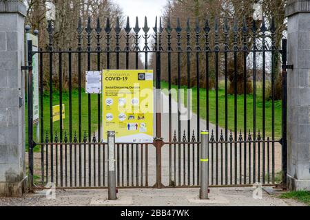 Celbridge, Kildare, Irlande. 30 mai 2020. Covid-19 - Coronovirius pandémique en Irlande - rues désertes de Celbridge, sites de constructions vides et personnes exerçant des restrictions de distanciation sociale pendant les achats et l'exercice. Crédit: Michael Grubka/Alay Live News Banque D'Images