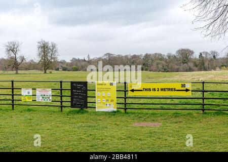 Celbridge, Kildare, Irlande. 30 mai 2020. Covid-19 - Coronovirius pandémique en Irlande - rues désertes de Celbridge, sites de constructions vides et personnes exerçant des restrictions de distanciation sociale pendant les achats et l'exercice. Crédit: Michael Grubka/Alay Live News Banque D'Images