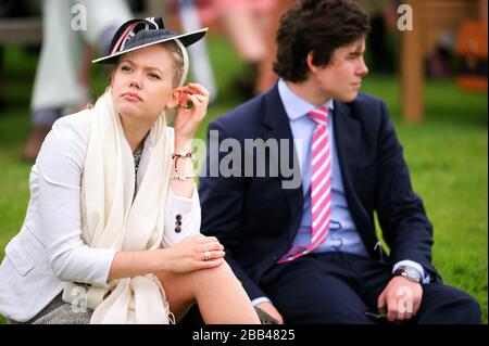 Les amateurs de course s'imprégnent de l'atmosphère de l'hippodrome de Goodwood Banque D'Images