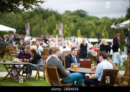 Les amateurs de course s'imprégnent de l'atmosphère de l'hippodrome de Goodwood Banque D'Images