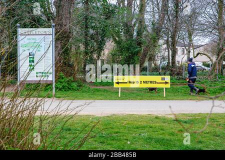 Celbridge, Kildare, Irlande. 30 mai 2020. Covid-19 - Coronovirius pandémique en Irlande - rues désertes de Celbridge, sites de constructions vides et personnes exerçant des restrictions de distanciation sociale pendant les achats et l'exercice. Crédit: Michael Grubka/Alay Live News Banque D'Images