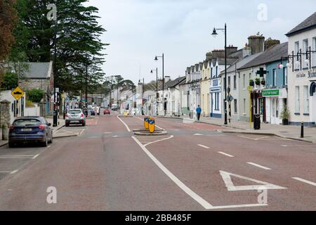 Celbridge, Kildare, Irlande. 30 mai 2020. Covid-19 - Coronovirius pandémique en Irlande - rues désertes de Celbridge, sites de constructions vides et personnes exerçant des restrictions de distanciation sociale pendant les achats et l'exercice. Crédit: Michael Grubka/Alay Live News Banque D'Images