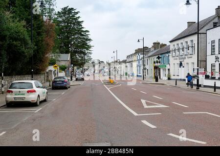 Celbridge, Kildare, Irlande. 30 mai 2020. Covid-19 - Coronovirius pandémique en Irlande - rues désertes de Celbridge, sites de constructions vides et personnes exerçant des restrictions de distanciation sociale pendant les achats et l'exercice. Crédit: Michael Grubka/Alay Live News Banque D'Images