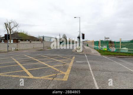 Celbridge, Kildare, Irlande. 30 mai 2020. Covid-19 - Coronovirius pandémique en Irlande - rues désertes de Celbridge, sites de constructions vides et personnes exerçant des restrictions de distanciation sociale pendant les achats et l'exercice. Crédit: Michael Grubka/Alay Live News Banque D'Images