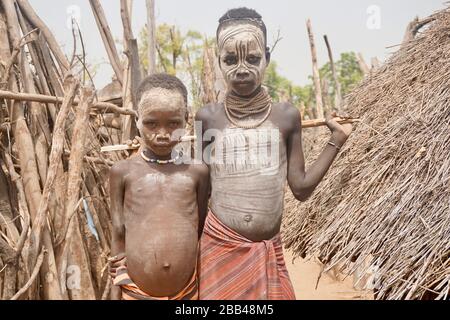 Deux garçons de karo dans la vallée de l'Omo, en Ethiopie Banque D'Images