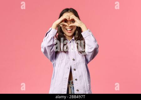 J'ai trouvé mon vrai amour, soulmate. Belle fille coréenne charismatique animée repérez quelque chose de beau, regardez l'appareil photo du signe du coeur et souriant heureux, être Banque D'Images