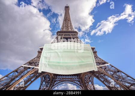 Tour Eiffel portant un masque chirurgical. Nouveau coronavirus, covid-19 à Paris France concept de crise épidémique Banque D'Images