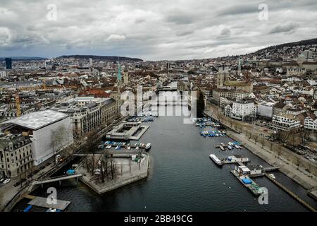 La rivière Limmat qui traverse Zurich, Swtizerland Banque D'Images