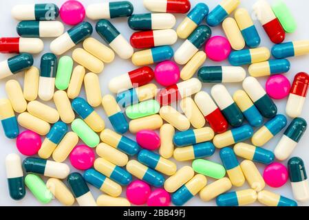 Antécédents de pilules colorées, santé et médicaments, coronavirus, concept de traitement covid-19 Banque D'Images
