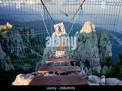 Entrée fermée et pas de signe de passage sur un pont suspendu sur la montagne ai-Petri en Crimée Banque D'Images