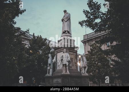 Statue de Léonard sur la Piazza della Scala réalisée par Pietro Magni Banque D'Images