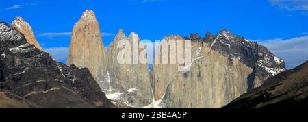 Vue sur les trois tours, le parc national de Torres de Paine, la région de Magallanes, la Patagonie, le Chili, l'Amérique du Sud Banque D'Images