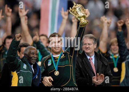 John Smit (Afrique du Sud, capitaine, 2ème à droite) tient la coupe en altitude regardée par le président sud-africain Thabo Mvuyelwa Mbeki (à gauche), applaudi par entrant Banque D'Images