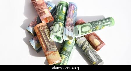 Les billets en euros ont été laminés sur fond blanc plusieurs centaines d'euros sur fond blanc Banque D'Images