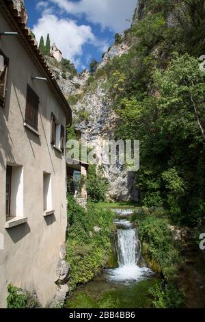 Le village du dixième siècle de Moustiers-Sainte-Marie, qui présente une chute d'eau et la chapelle notre-Dame-de-Beauvoir Banque D'Images