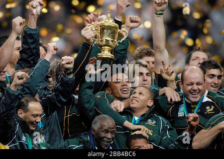 Le trophée Webb Ellis est organisé en toute sécurité par l'équipe sud-africaine. Le Président sud-africain, Thabo Mvuyelwa Mbeki, est au centre du bas. (Bryan Haba Banque D'Images