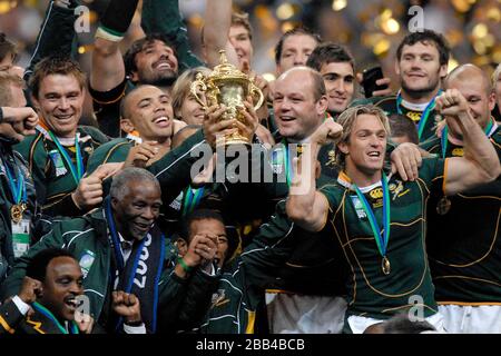 Le trophée Webb Ellis est tenu par l'équipe sud-africaine. (John Smit, Bryan Habana, président Mbaki, OS du Randt, Percy Montgomery). Angleterre contre Sout Banque D'Images