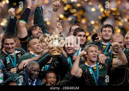 Le trophée Webb Ellis est tenu par l'équipe sud-africaine. (John Smit, Bryan Habana, président Mbaki, OS du Randt, Percy Montgomery). Angleterre contre Sout Banque D'Images