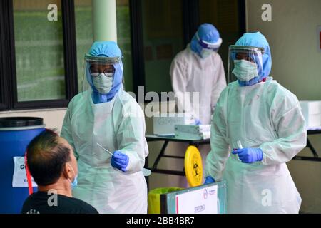 Kuala Lumpur, Malaisie. 30 mars 2020. Un membre du personnel médical prend l'échantillon d'un homme dans une zone de test COVID-19 d'un hôpital de Damansara près de Kuala Lumpur, Malaisie, le 30 mars 2020. Au total, 37 personnes sont mortes du COVID-19 en Malaisie lundi avec 156 nouveaux cas confirmés, portant le total à 2 626, a déclaré le Ministère de la Santé. Crédit: Chong Voon Chung/Xinhua/Alay Live News Banque D'Images