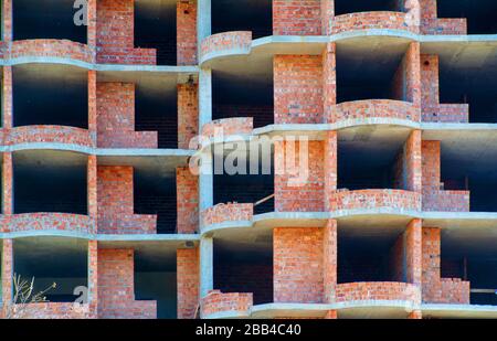 Bâtiment résidentiel à plusieurs étages en briques inachevées, texture, fond Banque D'Images
