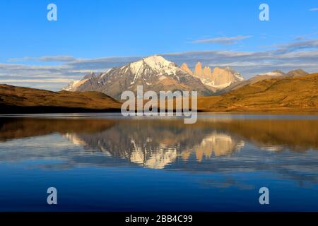 Lever du soleil sur les trois tours de Laguna Armaga, Parc National Torres de Paine, région de Magallanes, Patagonie, Chili, Amérique du Sud Banque D'Images