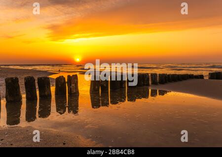 Magnifique coucher de soleil coloré sur la mer Baltique Banque D'Images