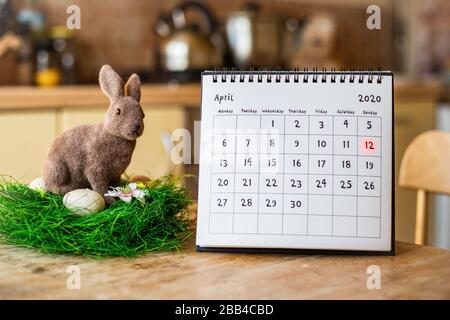 Calendrier de Bunny et de Pâques - vérifié le 12 avril 2020 sur la table en cuisine Banque D'Images