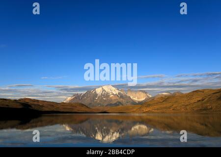 Lever du soleil sur les trois tours de Laguna Armaga, Parc National Torres de Paine, région de Magallanes, Patagonie, Chili, Amérique du Sud Banque D'Images