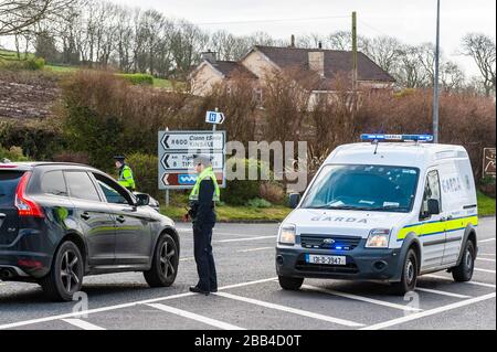 Clonakilty, West Cork, Irlande. 30 mars 2020. Dans le cadre de l'ordonnance obligatoire « Stay at Home » imposée par le gouvernement irlandais vendredi dernier, le Gardai a été chargé de s'assurer que les gens se conforment pour aider à stopper la propagation de Covid-19. Un point de contrôle de Garda a été en place sur la route Clonakilty à Bandon cet après-midi qui se composait de 3 Gardai réguliers et 2 Gardai armés. Crédit : AG News/Alay Live News Banque D'Images