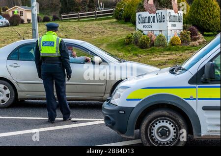 Clonakilty, West Cork, Irlande. 30 mars 2020. Dans le cadre de l'ordonnance obligatoire « Stay at Home » imposée par le gouvernement irlandais vendredi dernier, le Gardai a été chargé de s'assurer que les gens se conforment pour aider à stopper la propagation de Covid-19. Un point de contrôle de Garda a été en place sur la route Clonakilty à Bandon cet après-midi qui se composait de 3 Gardai réguliers et 2 Gardai armés. Crédit : AG News/Alay Live News Banque D'Images