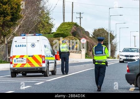 Clonakilty, West Cork, Irlande. 30 mars 2020. Dans le cadre de l'ordonnance obligatoire « Stay at Home » imposée par le gouvernement irlandais vendredi dernier, le Gardai a été chargé de s'assurer que les gens se conforment pour aider à stopper la propagation de Covid-19. Un point de contrôle de Garda a été en place sur la route Clonakilty à Bandon cet après-midi qui se composait de 3 Gardai réguliers et 2 Gardai armés. Crédit : AG News/Alay Live News Banque D'Images