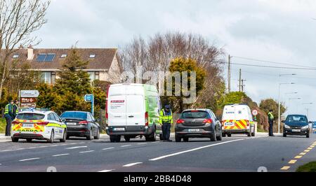 Clonakilty, West Cork, Irlande. 30 mars 2020. Dans le cadre de l'ordonnance obligatoire « Stay at Home » imposée par le gouvernement irlandais vendredi dernier, le Gardai a été chargé de s'assurer que les gens se conforment pour aider à stopper la propagation de Covid-19. Un point de contrôle de Garda a été en place sur la route Clonakilty à Bandon cet après-midi qui se composait de 3 Gardai réguliers et 2 Gardai armés. Crédit : AG News/Alay Live News Banque D'Images