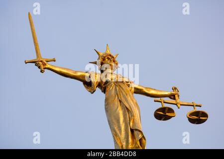 Dame Justice statue trônant au sommet de l'Old Bailey, la Cour Criminelle Centrale, Londres, Angleterre. Banque D'Images