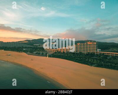 QUY NHON / VIETNAM, APR 2019 - vue de dessus de drone de FLC Quy Nhon un hôtel de luxe 5 étoiles dans Nhon Ly Coastal Province de Binh Dinh, centre du Vietnam Banque D'Images