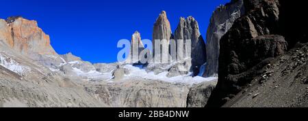 Vue sur les trois tours, le parc national de Torres de Paine, la région de Magallanes, la Patagonie, le Chili, l'Amérique du Sud Banque D'Images