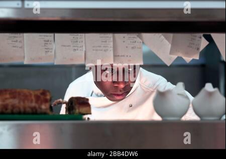 Un assistant de cuisine/cuisinier au travail dans la cuisine du Station Cafe Bar à Richmond, dans le North Yorkshire, au Royaume-Uni. 21/9/2018. Photo: Stuart Boulton. Banque D'Images