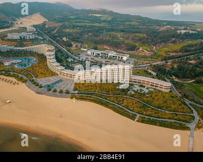 QUY NHON / VIETNAM, APR 2019 - vue de dessus de drone de FLC Quy Nhon un hôtel de luxe 5 étoiles dans Nhon Ly Coastal Province de Binh Dinh, centre du Vietnam Banque D'Images