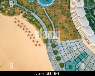 QUY NHON / VIETNAM, APR 2019 - vue de dessus de drone de FLC Quy Nhon un hôtel de luxe 5 étoiles dans Nhon Ly Coastal Province de Binh Dinh, centre du Vietnam Banque D'Images