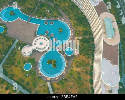 QUY NHON / VIETNAM, APR 2019 - vue de dessus de drone de FLC Quy Nhon un hôtel de luxe 5 étoiles dans Nhon Ly Coastal Province de Binh Dinh, centre du Vietnam Banque D'Images