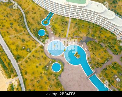 QUY NHON / VIETNAM, APR 2019 - vue de dessus de drone de FLC Quy Nhon un hôtel de luxe 5 étoiles dans Nhon Ly Coastal Province de Binh Dinh, centre du Vietnam Banque D'Images