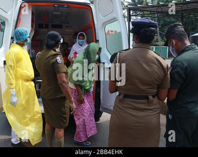 Kaluthara, Sri Lanka. 30 mars 2020. Le policier Sri-lankais portant un masque facial garde à Atulugama, après la ville, a été scellé par les autorités sanitaires suite à des craintes qu'il pourrait s'agir d'un groupe d'infections COVID-19 après deux cas positifs. Le Sri Lanka est actuellement sous un couvre-feu indéfini pour empêcher la propagation du virus qui a déjà infecté 122 personnes. (Photo de Saman Abesiriwardana/Pacific Press) crédit: Pacific Press Agency/Alay Live News Banque D'Images